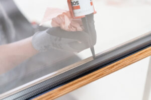 Närbild fönstrearbete. WB Trä – specialsnickeri i Burträsk, Västerbotten