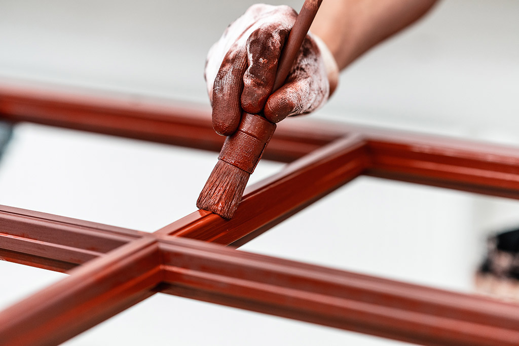 Närbild pensel och trädetalj.