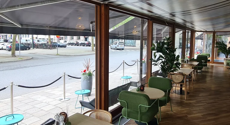 Scandic Kramers matsal med utsikt mot gatan.