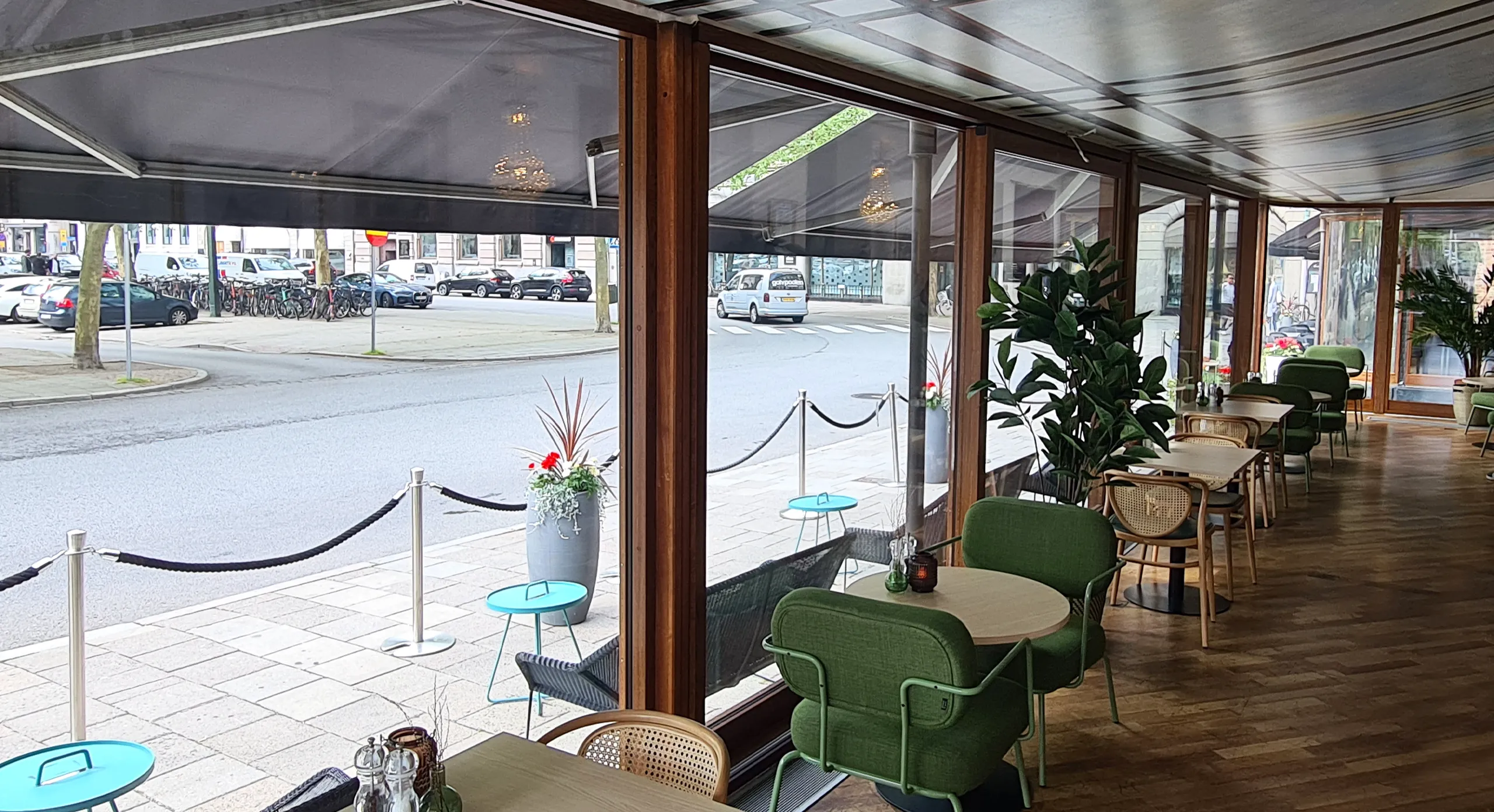 Scandic Kramers matsal med utsikt mot gatan.