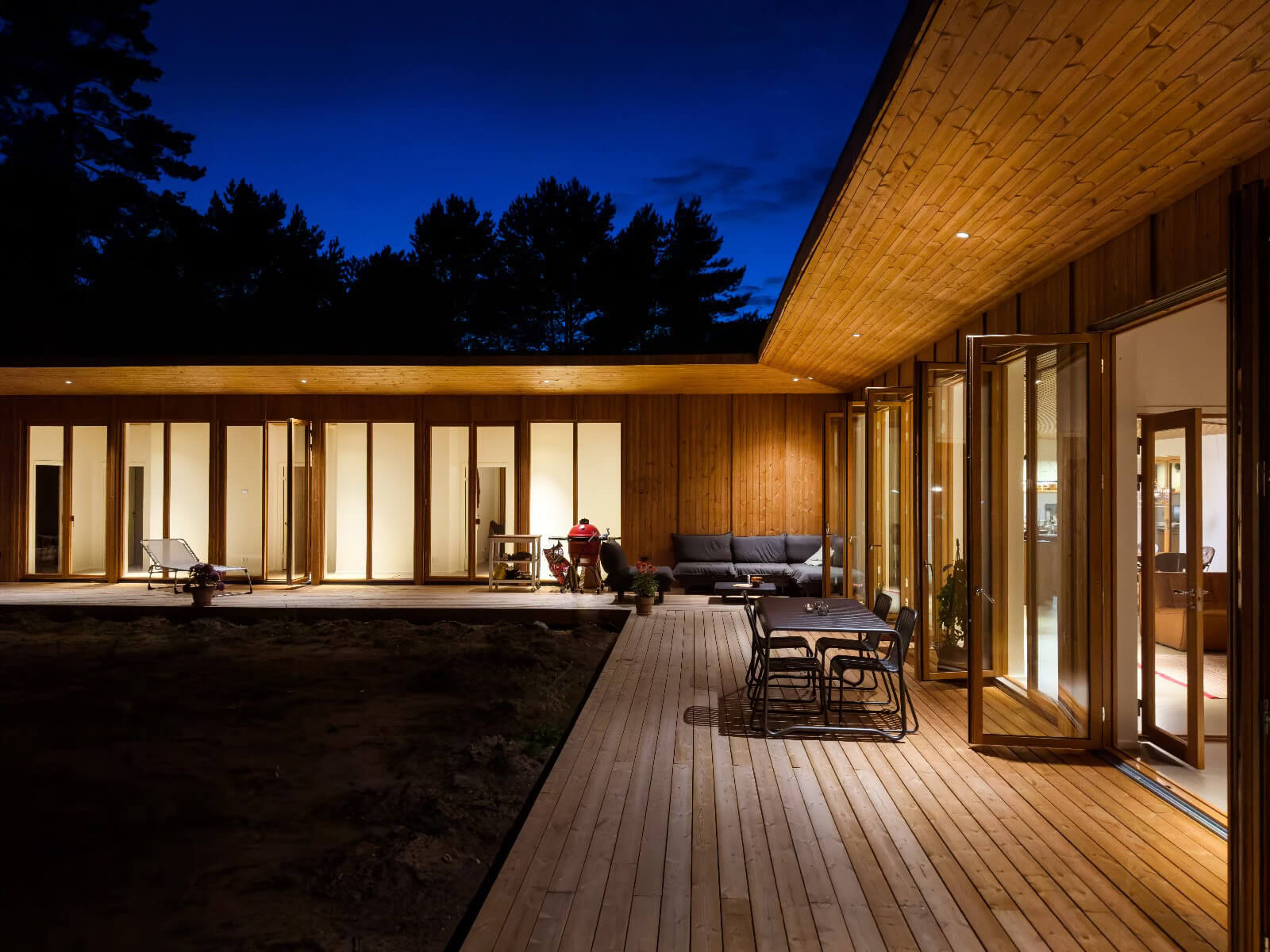 Exteriör av Villa Ludvigsson – arkitektritad trävilla i Skåne med snickerier från WB Trä